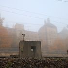 Alte Fabrik am Bahndamm im Nebel