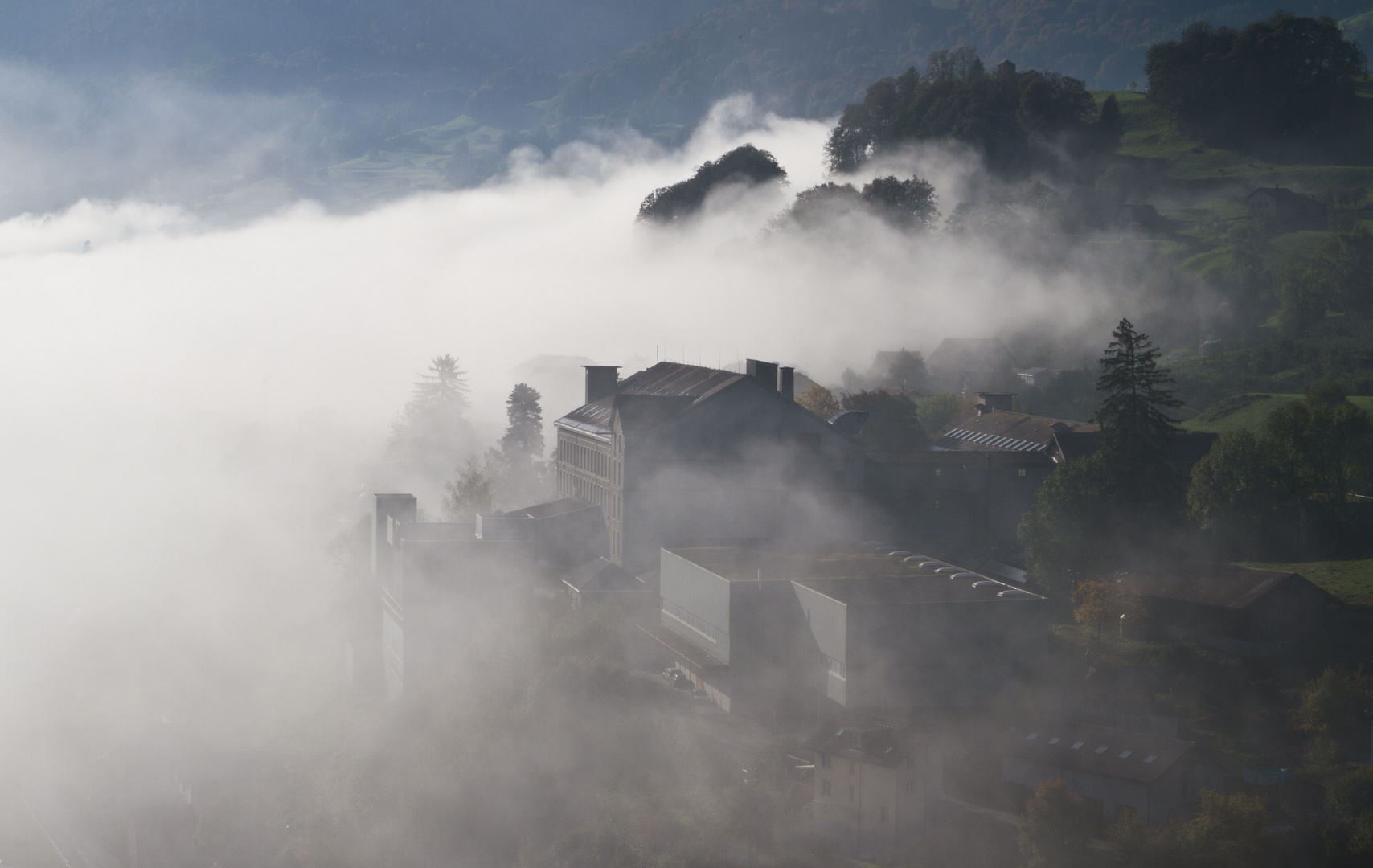 Alte Fabrik im Nebel