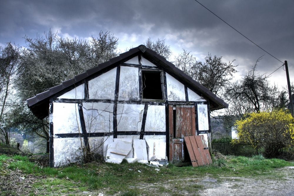 Alte Fachwerkhütte zerfällt