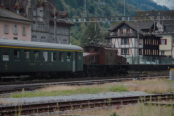Alte Fahrzeuge vor alten Häusern