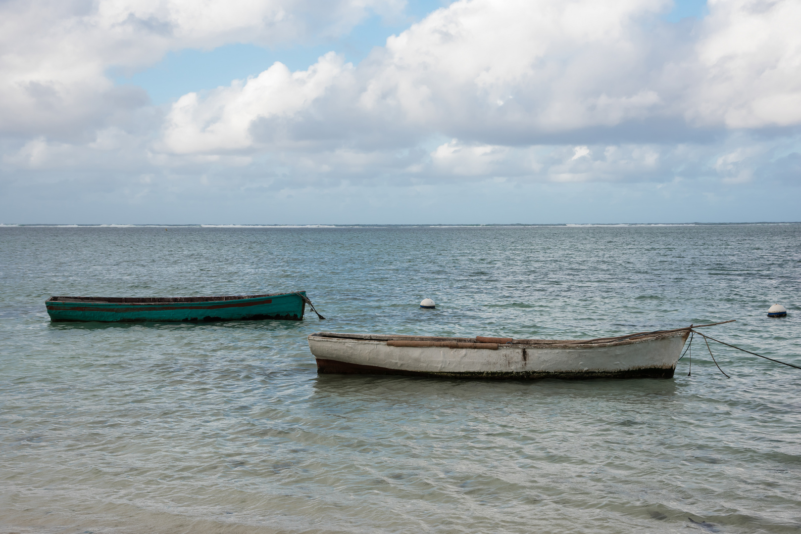 Alte Fischerboote am Strand von Mauritius