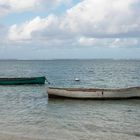 Alte Fischerboote am Strand von Mauritius