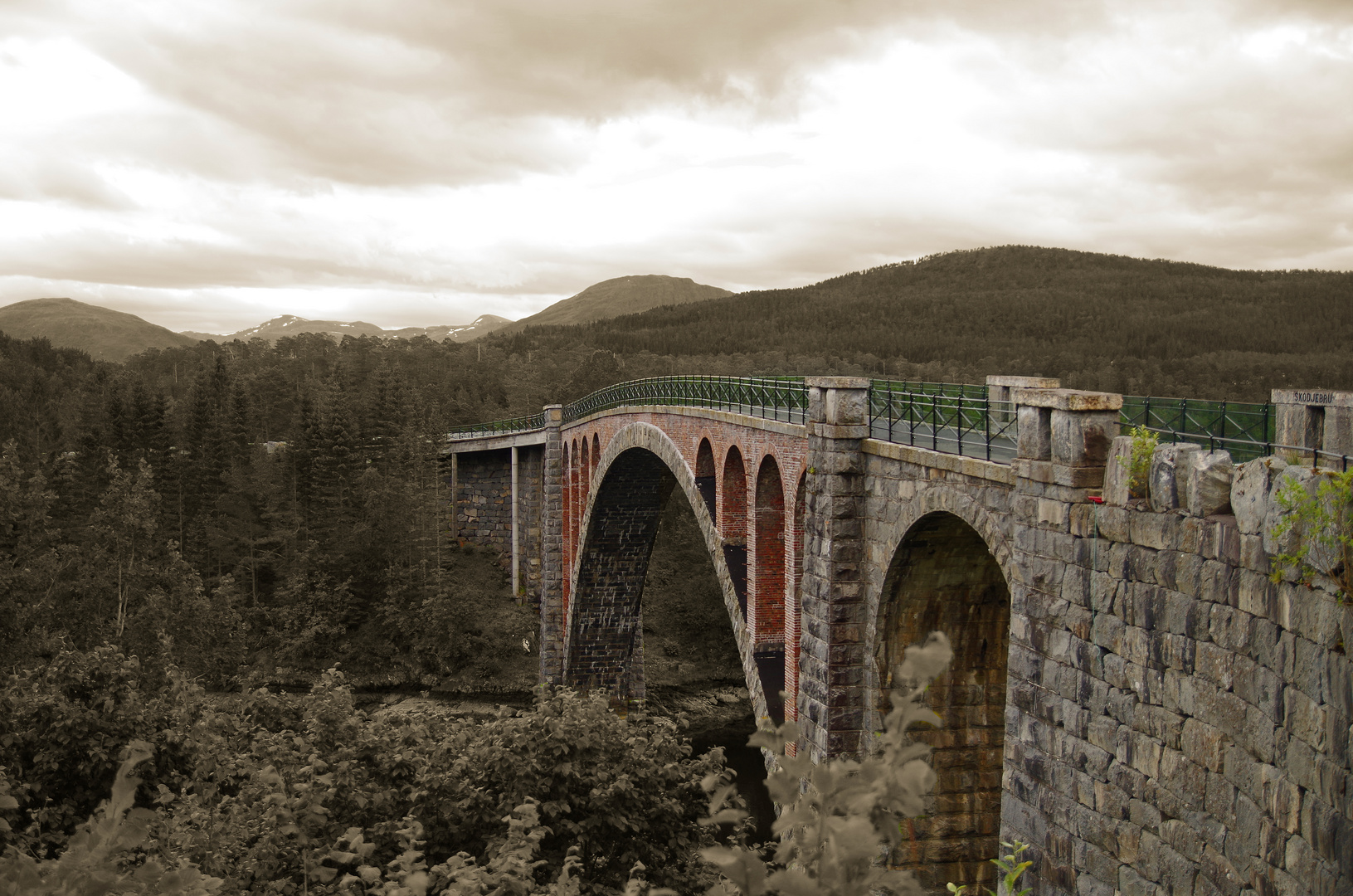 Alte Fjordbrücke bei Alesund