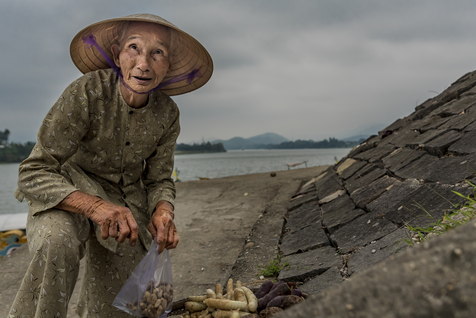 Alte Frau am Fluss in Hue