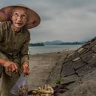 Alte Frau am Fluss in Hue