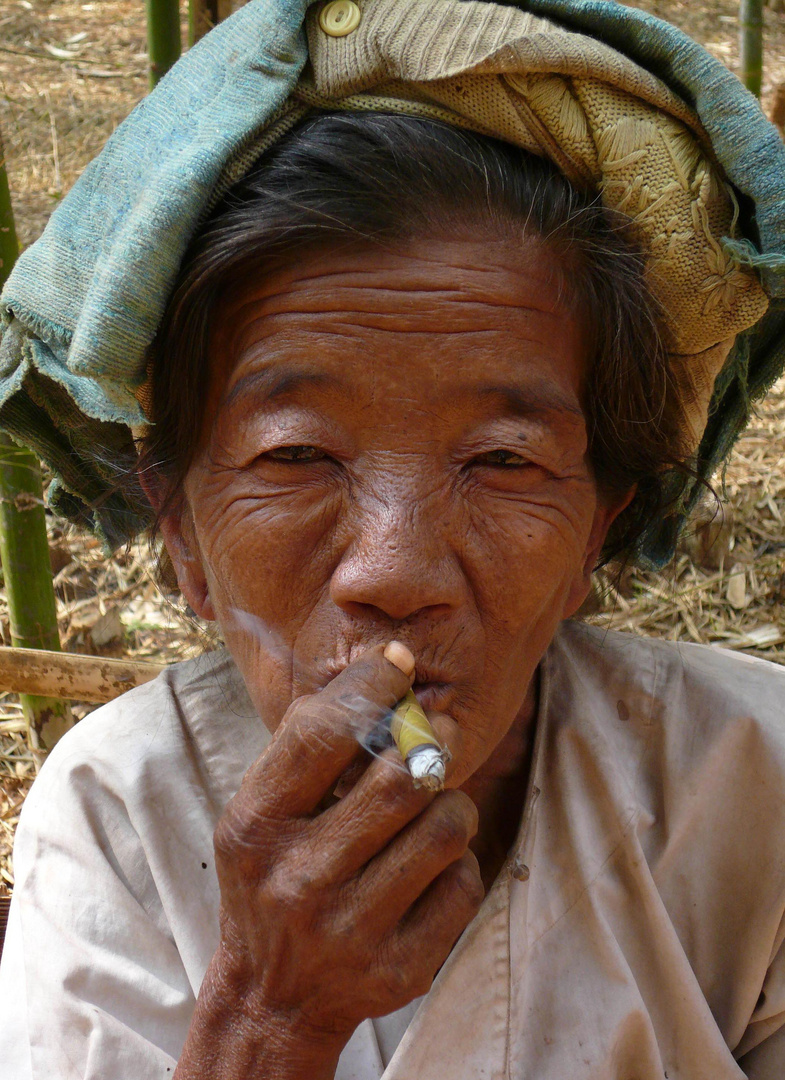 Alte Frau am Inle See in Myanmar