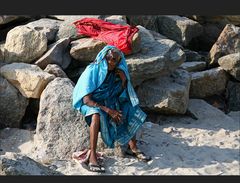 alte Frau am Strand