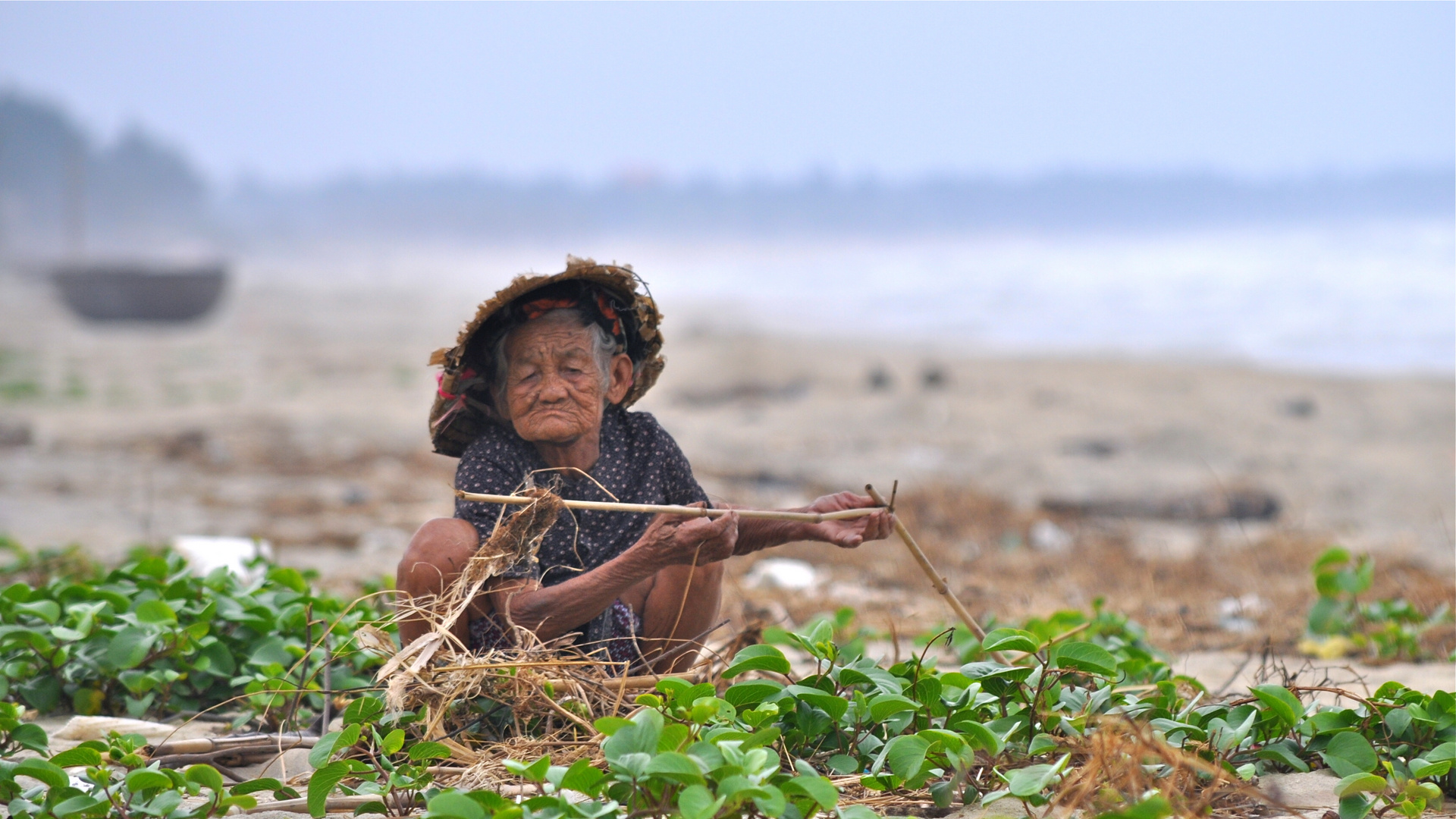 Alte Frau am Strand von Hoi An