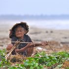 Alte Frau am Strand von Hoi An