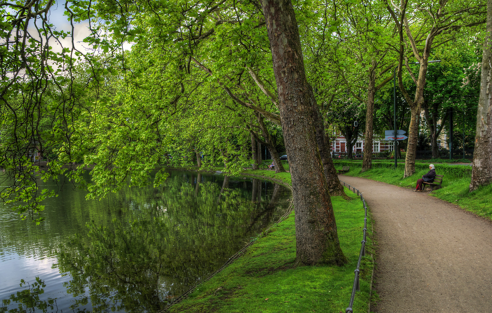 Alte Frau am Weiher