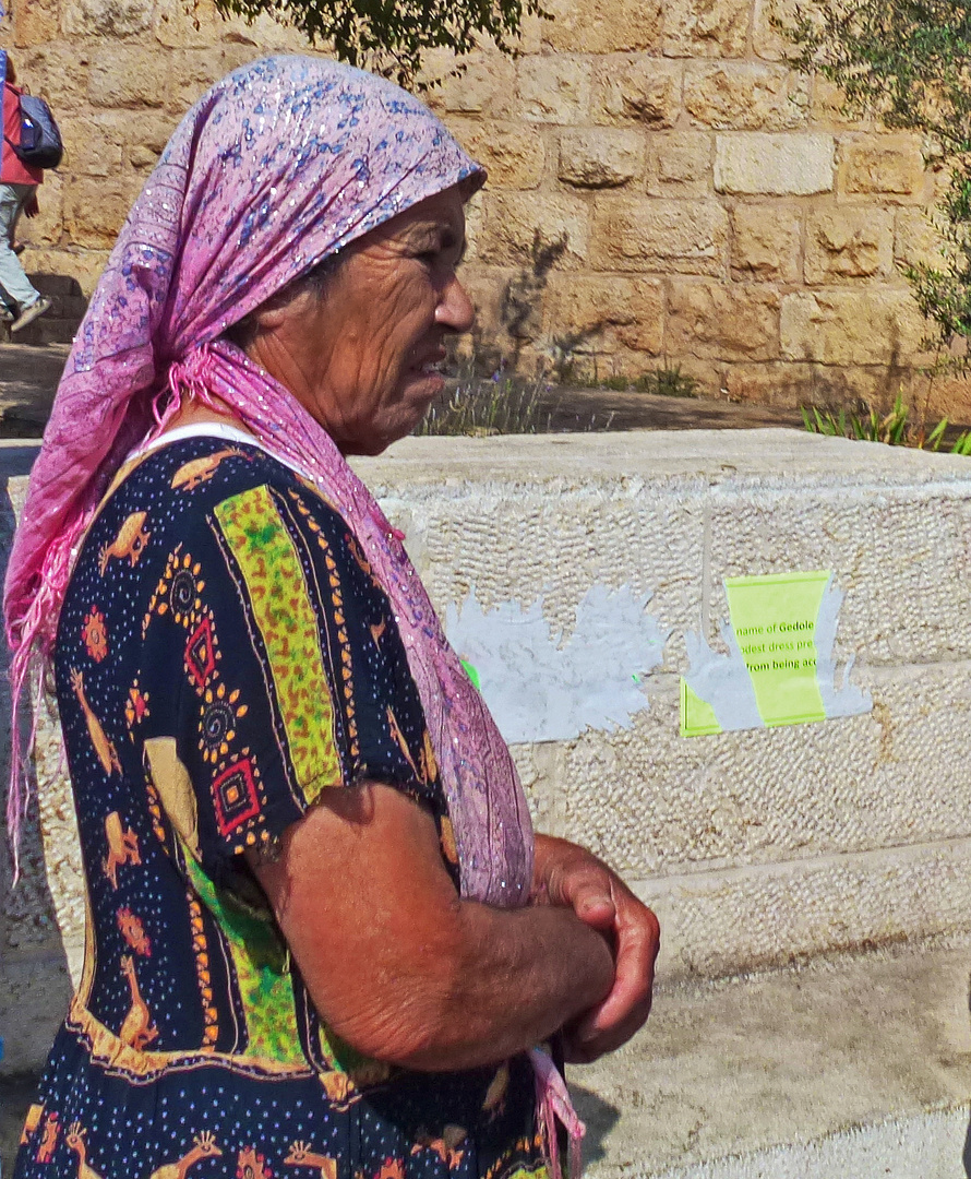 alte Frau an einem Jerusalemer Stadttor