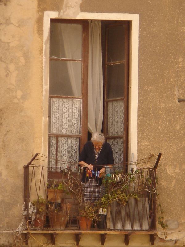 alte Frau auf Balkon