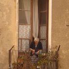 alte Frau auf Balkon