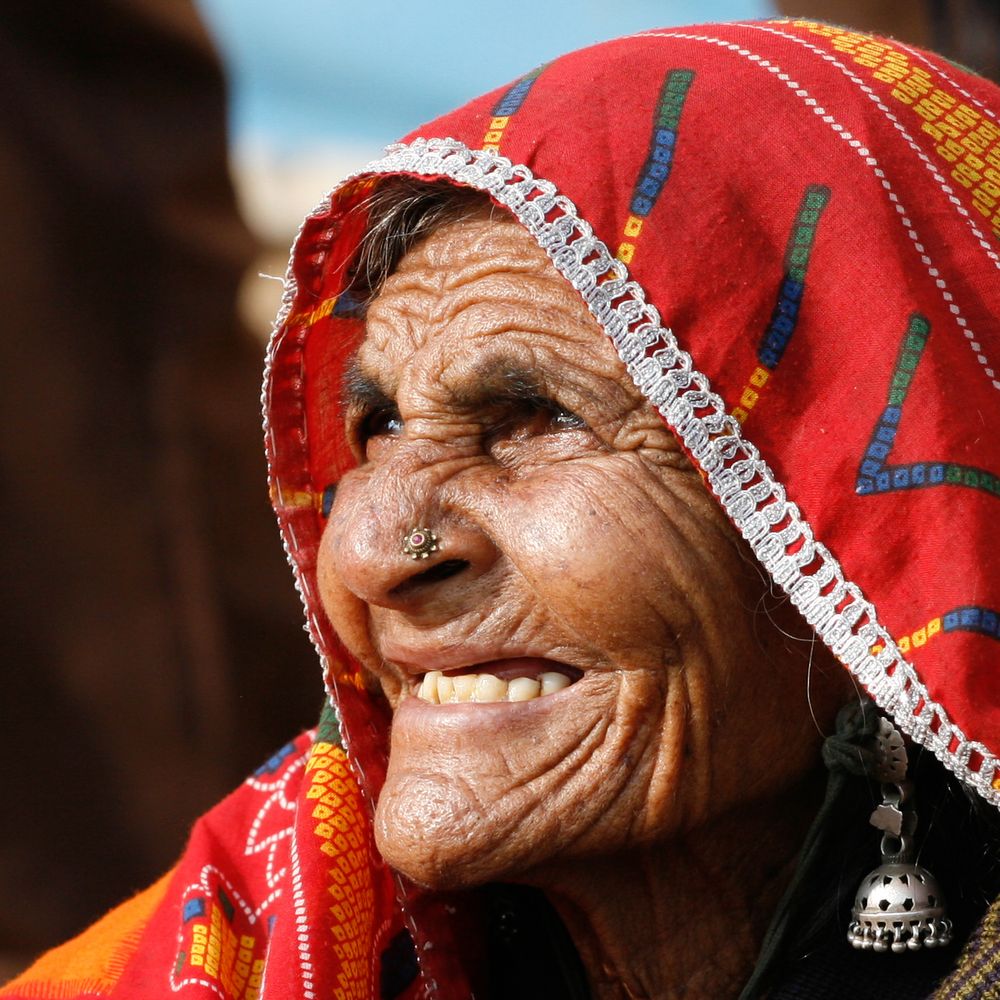 Alte Frau auf dem Kamelmarkt in Pushkar