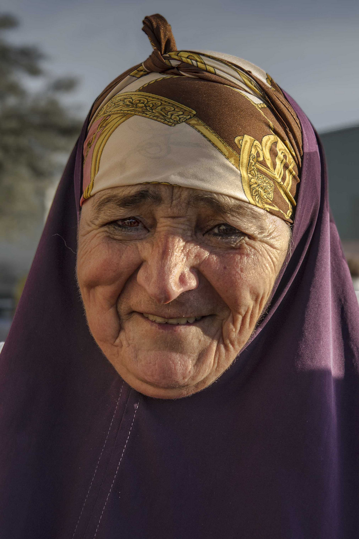 alte Frau auf dem Markt