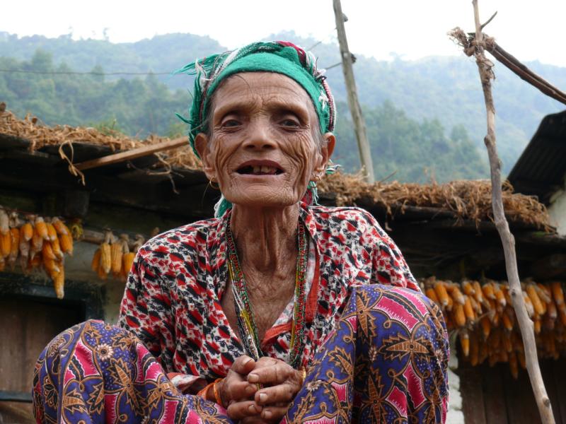 Alte Frau aus Gati (Nepal)