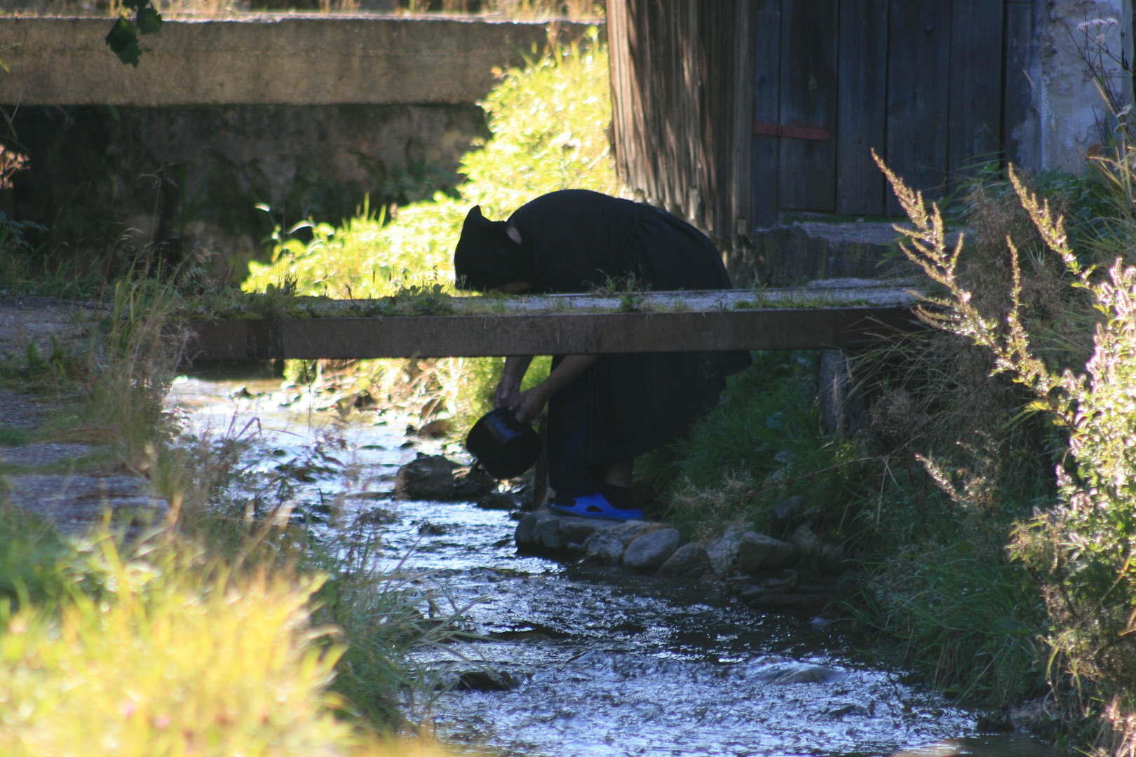 Alte Frau beim Abwaschen