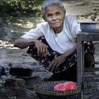 Alte Frau beim Kochen in Kambodscha