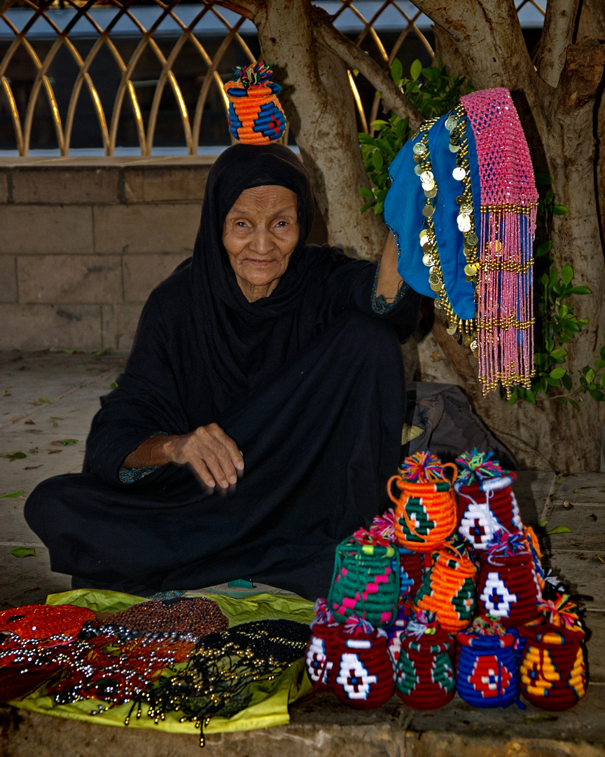 Alte Frau beim Strassenverkauf in Kom Ombo