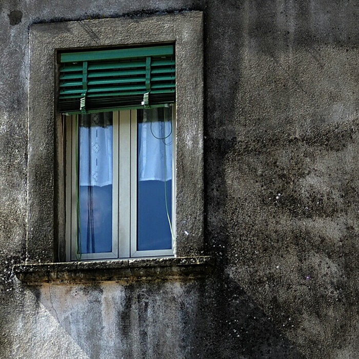 alte Frau hinter Fenster