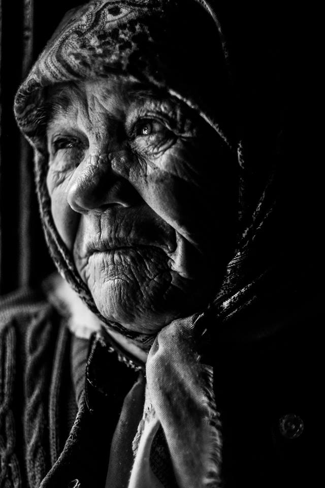 Alte Frau im Dorf