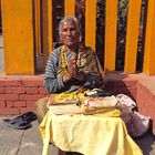 Alte Frau im Heiligtum von Budhanilakantha