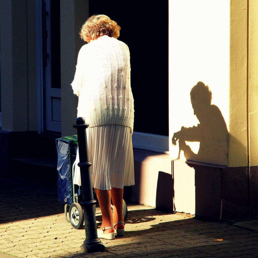 alte Frau im Scherenschnitt