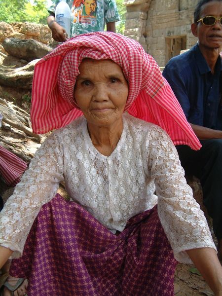 Alte Frau in Angkor