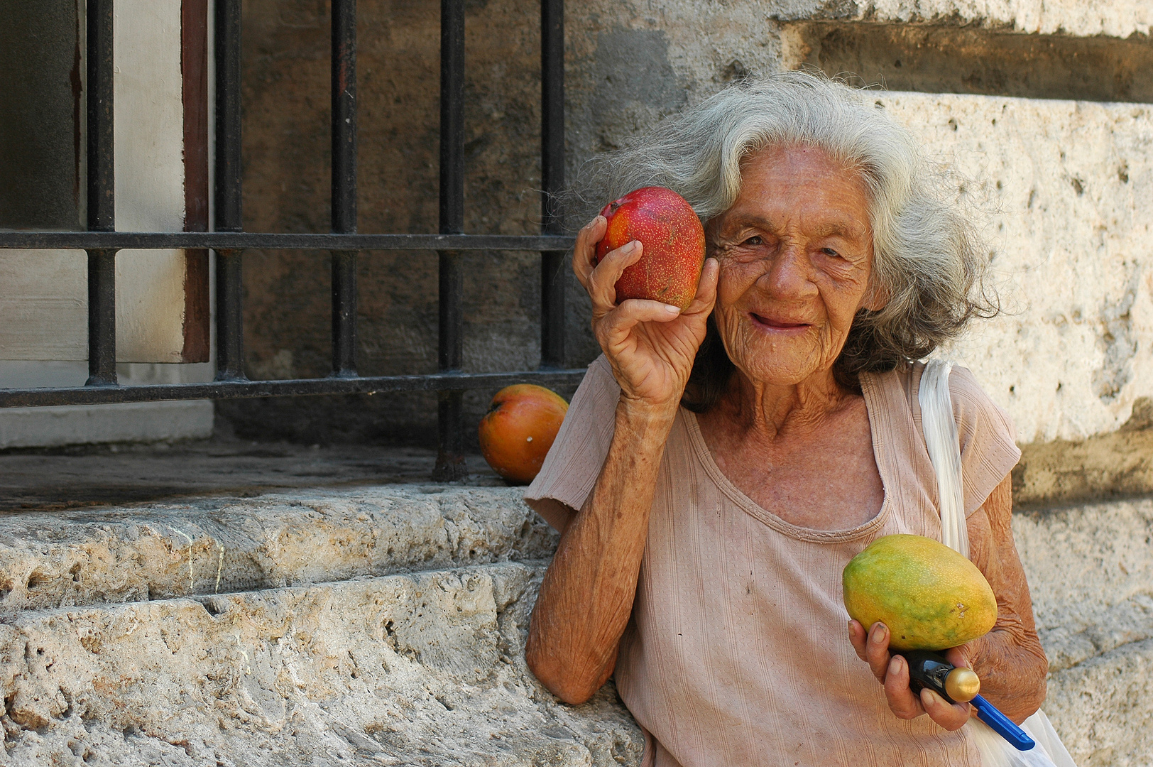 Alte Frau in Havanna