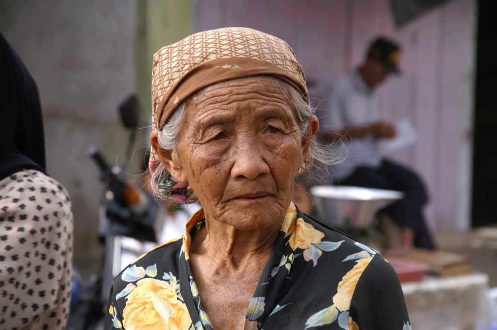 Alte Frau in Java bei einem Markt