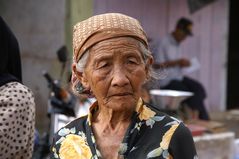 Alte Frau in Java bei einem Markt