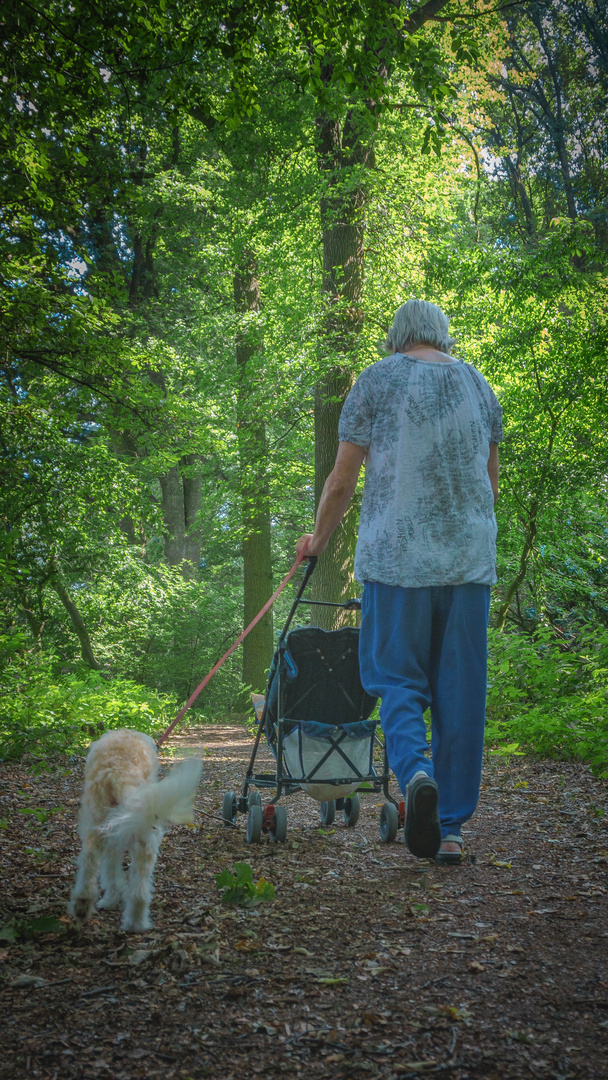 Alte Frau mit alten Hund