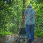 Alte Frau mit alten Hund