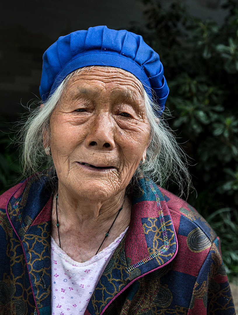 Alte Frau mit blauer Mütze