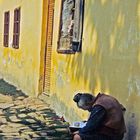 Alte Frau mit Buch in der Sonne