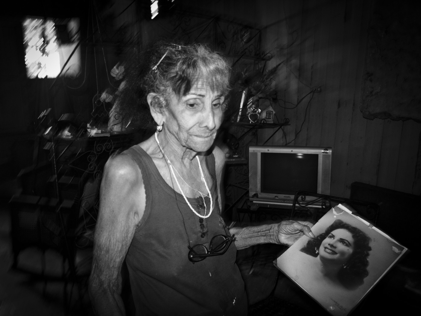 alte Frau mit eigenem Jugendbild Foto & Bild erwachsene, menschen im alter, porträts in sw