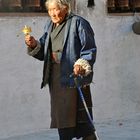 Alte Frau mit ihrer Gebetsmühle am Stupa von Bodnath