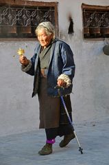 Alte Frau mit ihrer Gebetsmühle am Stupa von Bodnath