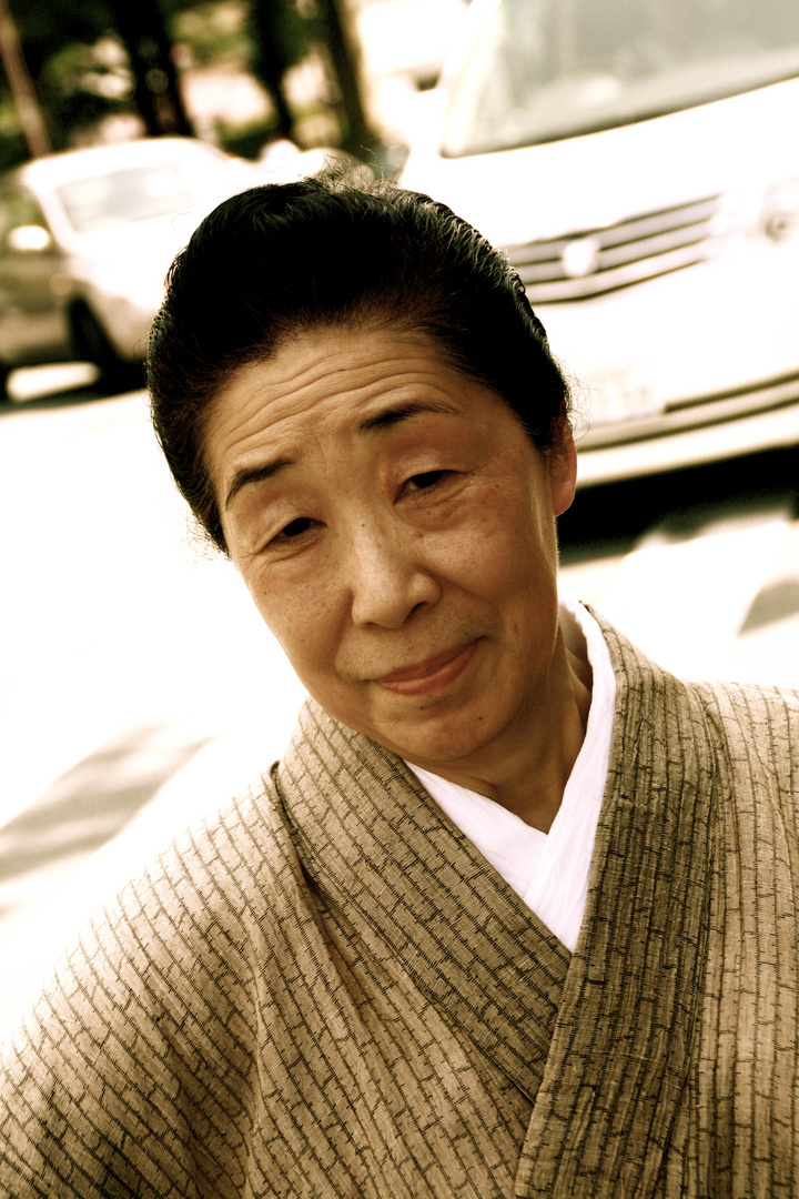 Alte Frau mit Kimono