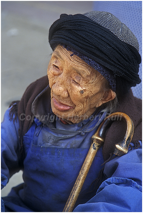 Alte Frau mit Stock