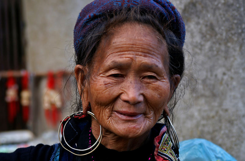 Alte Frau vom Volk der Tay
