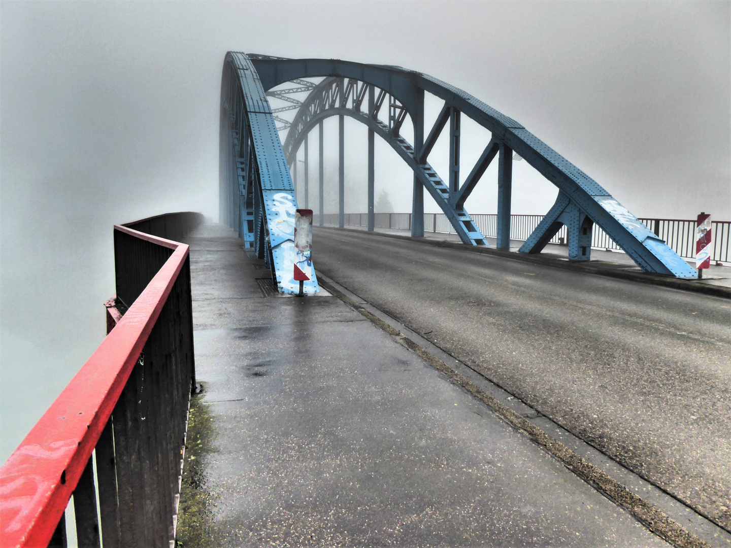 Alte Füßgängerbrücke in Ruhrort im Nebel