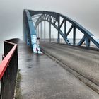 Alte Füßgängerbrücke in Ruhrort im Nebel