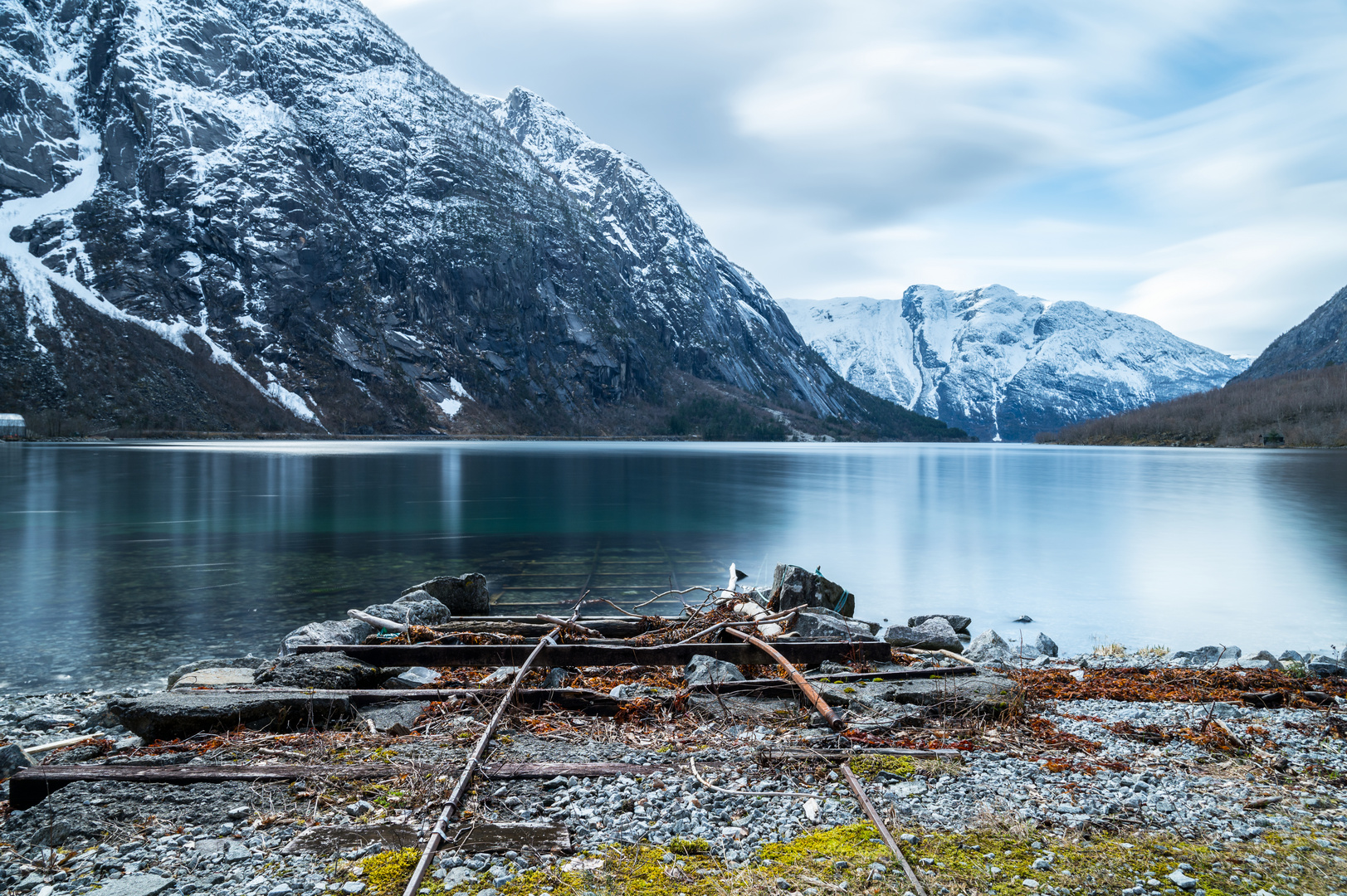 Alte Gleise in den Fjord