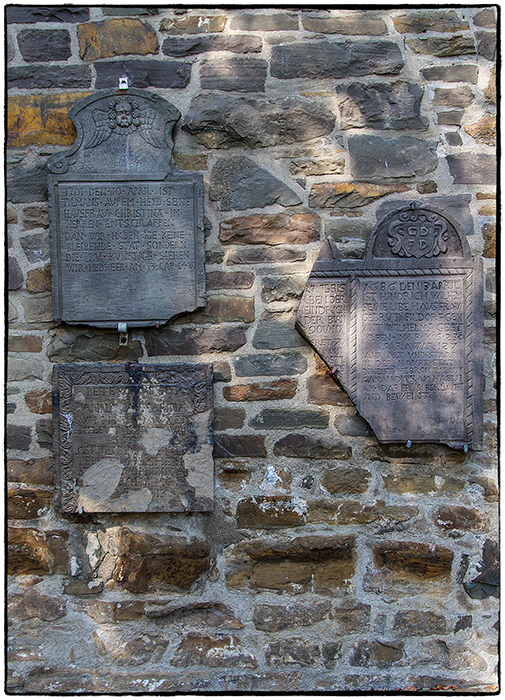 Alte Grabplatten an der Schlosskirche in Hückeswagen