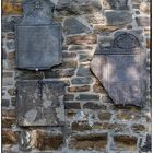 Alte Grabplatten an der Schlosskirche in Hückeswagen