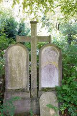 alte Grabsteine mit einem Kreuz