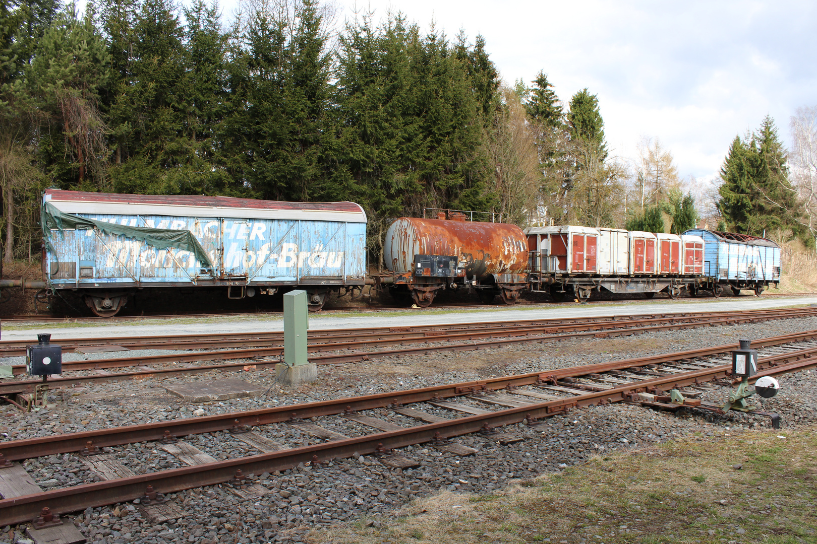alte Güterwaggons am Lokschuppen in Selb