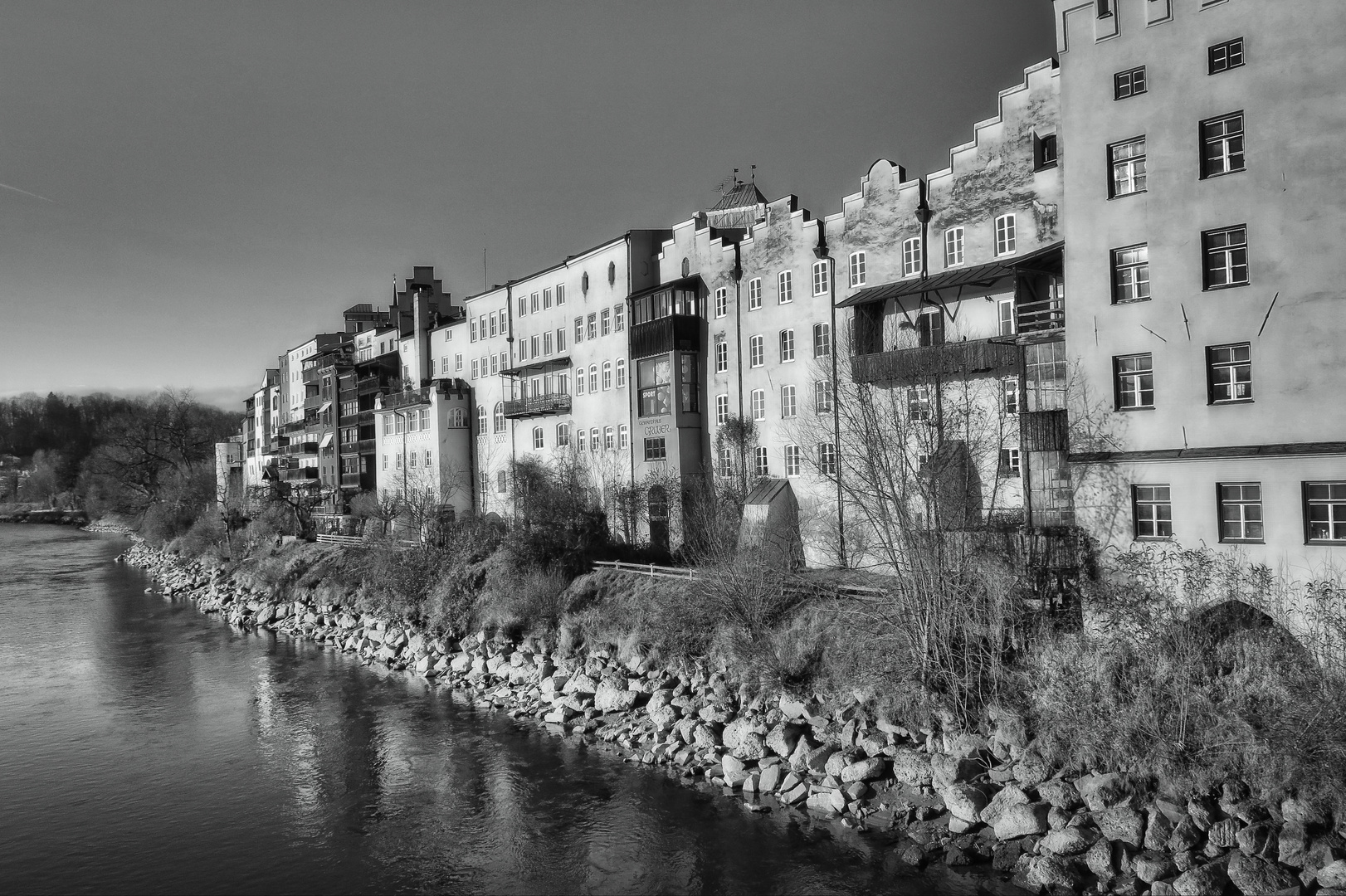 Alte Häuser am Ufer des Inn in Wasserburg im Dez. 2015