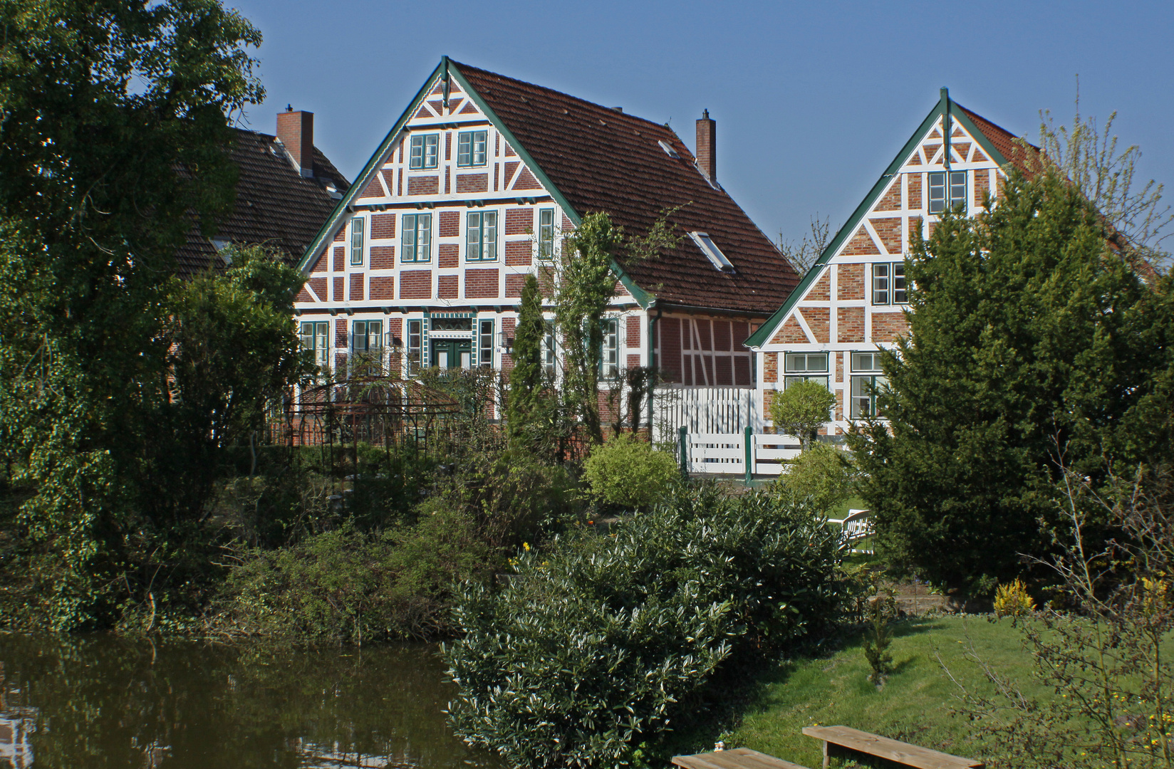 alte Häuser an einem Kanal in Jork